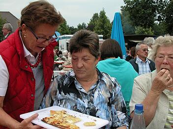 Der Zwiebelkuchen ging weg wie die sprichwörtlichen warmen Semmeln. Fotos: Klaus Oelzner