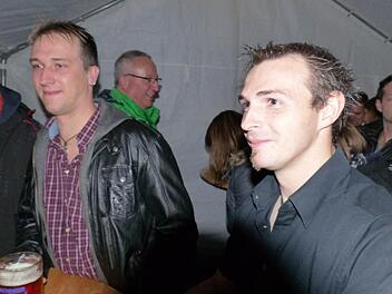 Roland Aichinger mischt sich unter seine Gäste.  Foto: Georg Wolf