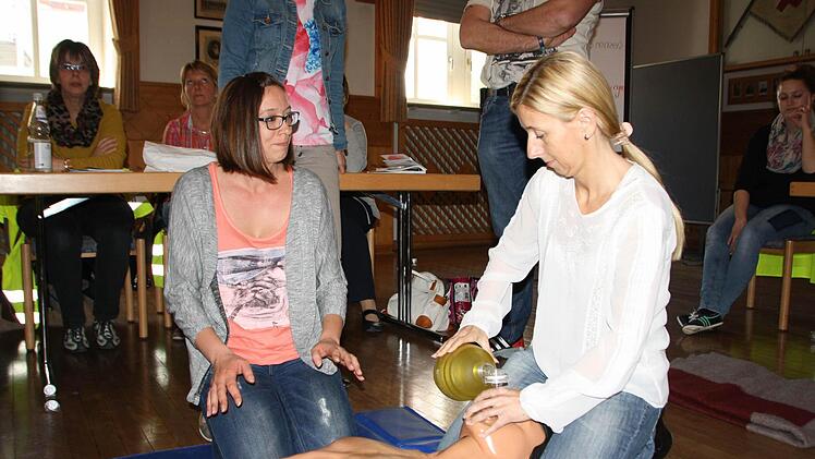 Teilnehmer üben die Herz-Lungen-Wiederbelebung. Foto: Ralf Ruppert