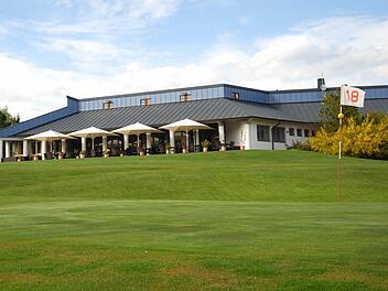 Das 1991 errichtete Clubhaus des Golfclubs Oberfranken mit Blick auf das 18. Loch. Fotos: GC Oberfranken