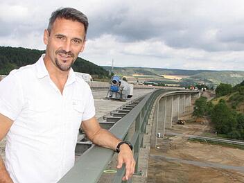 Hartmut Metz ist als Abteilungsleiter bei der Autobahndirektion Nordbayern für die Autobahn-Brücken im Kreis zuständig.  Fotos: Ralf Ruppert