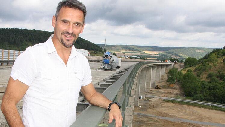 Hartmut Metz ist als Abteilungsleiter bei der Autobahndirektion Nordbayern für die Autobahn-Brücken im Kreis zuständig.  Fotos: Ralf Ruppert