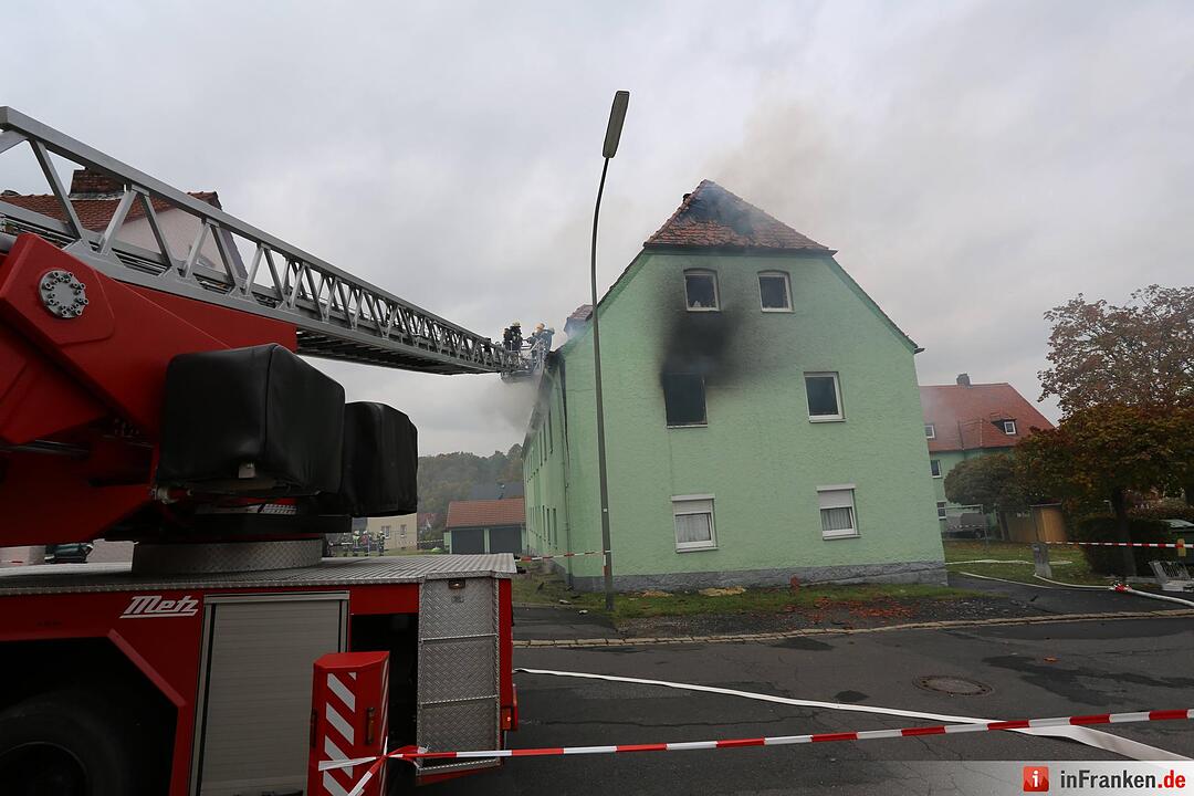 Brand nach Explosion in Mehrfamilienhaus