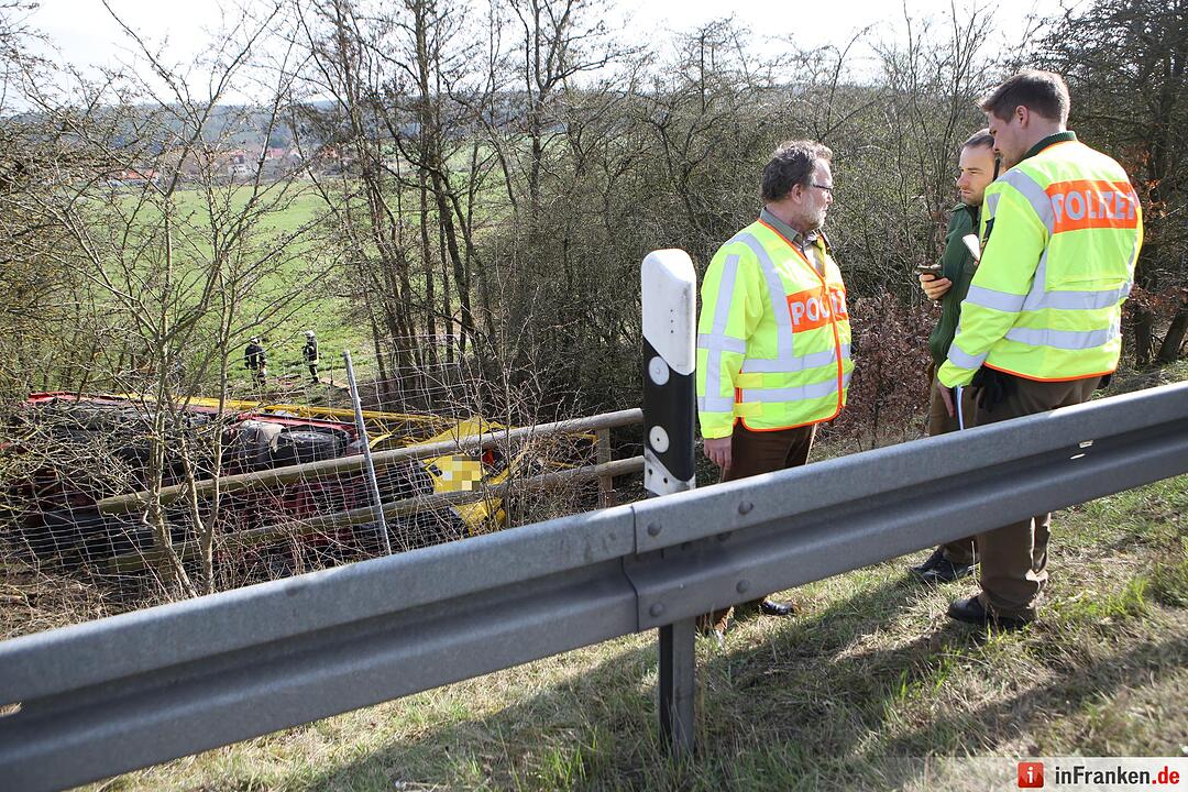 Schwerlastkran stürzt Böschung hinab - Fahrer verstirbt an der Unglücksstelle