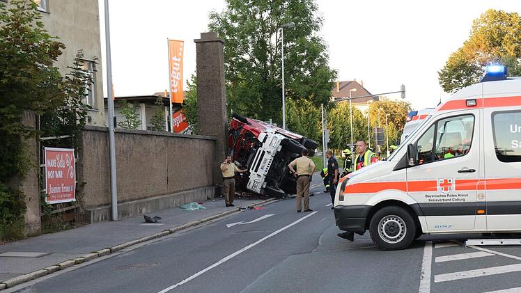 Einer der Feuerwehrmänner erlitt beim Unfall in Coburg tödliche Verletzungen. Foto: Michael Stelzner