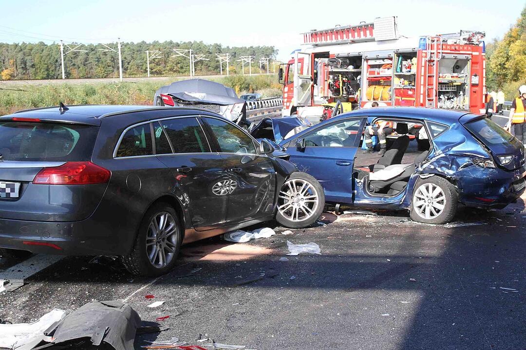 Schlimme Unfallserie auf der A9: Drei Personen schweben in akuter Lebensgefahr