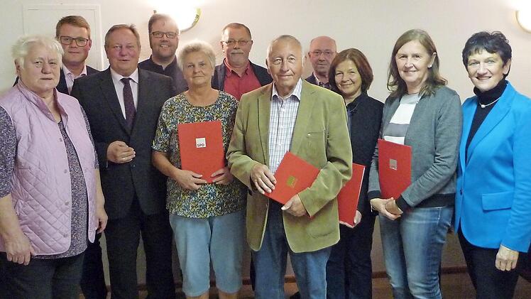 Die geehrten Mitglieder mit den Offiziellen, rechts SPD-Kreisvorsitzende und Landtagsvizepr&auml;sidentin Inge Aures Foto: privat