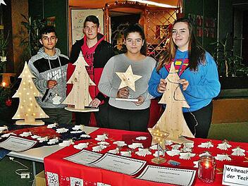 Mit Dekoartikeln aus Holz bereicherte die Klasse 9&nbsp;aG den Adventsbasar der Altenkunstadter Mittelschule. Selina, Angelina, Achmed, Mantas und ihre "Kollegen" hatten daf&uuml;r flei&szlig;ig gewerkelt.  Foto: Bernd Kleinert