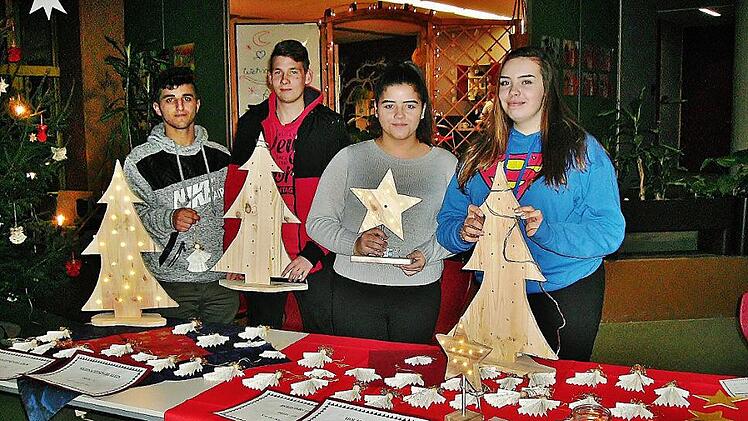 Mit Dekoartikeln aus Holz bereicherte die Klasse 9&nbsp;aG den Adventsbasar der Altenkunstadter Mittelschule. Selina, Angelina, Achmed, Mantas und ihre "Kollegen" hatten daf&uuml;r flei&szlig;ig gewerkelt.  Foto: Bernd Kleinert