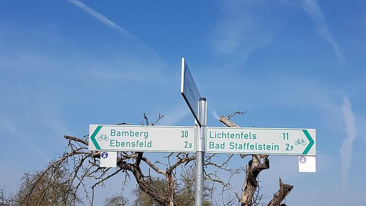 Gut versorgt mit Schildern: Armin Lieb lobt die umfassende Kennzeichnung der Radwege im Landkreis.