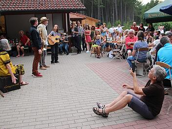 Leger und gewollt improvisiert war die Atmosphäre beim else-Open Air am Bienenhaus. : Heike Beudert