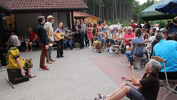 Leger und gewollt improvisiert war die Atmosphäre beim else-Open Air am Bienenhaus. : Heike Beudert