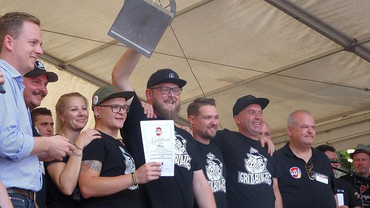 Grillkönige: Die Bad Rodacher Grillbillies, die jüngst erst bei der deutschen Meisterschaft einen Pokal gewonnen haben, sind  die Sieger der fränkisch-thüringischen  Grillmeisterschaft.Annabelle Menzner
