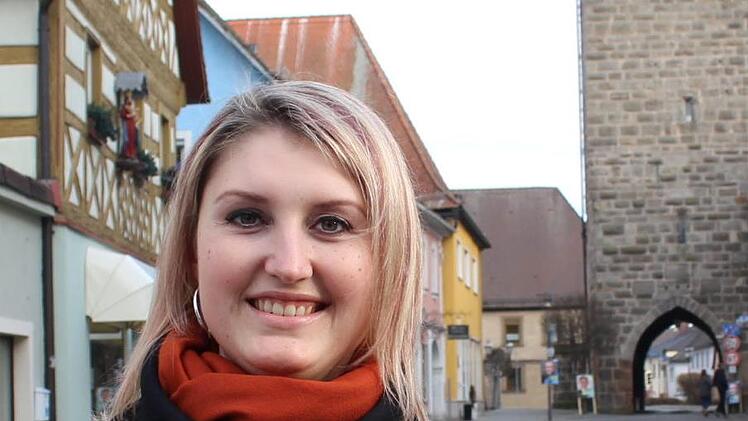 In Höchstadt hat Regina Enz eine neue Heimat gefunden. Als Geschäftsführerin des Vereins "Karpfenland Aischgrund" hat sie von dort aus den ganzen Landkreis kennengelernt.     Foto: Evi Seeger