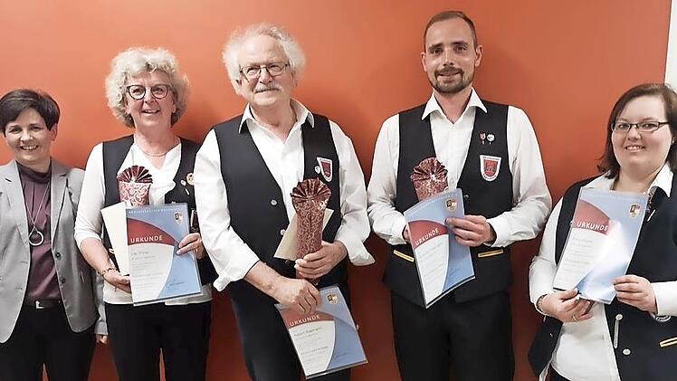 Die Kreisvorsitzende Claudia Heim (l.) ehrte Anna Pfeufer (r.) und Benedikt Nagengast (2.&nbsp;v.&nbsp;r.) f&uuml;r 20 Jahre aktive Mitgliedschaft sowie Ute Pfister (2.&nbsp;v.&nbsp;l.) und Robert Nagengast (M.) f&uuml;r mehr als 20 Jahre als Vorsitzende sowie Kassier im Musikverein Eggolsheim.