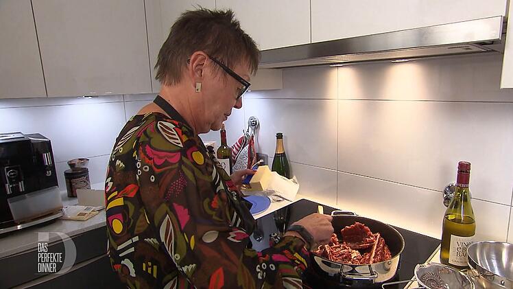 Alida setzt die So&szlig;e zum Rehbraten an.