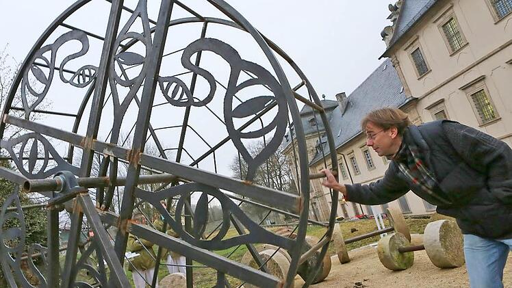 Peter Groh dreht das neue "Mühlrad" der JVA Ebrach. Im Hintergrund ist der Rest des    "Kunst am Bau"-Projektes  zu sehen.  Fotos: Barbara Herbst