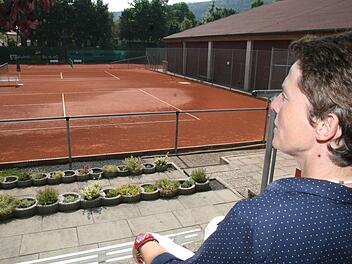 Die Anlage des TC Rot-Weiß ist top gepflegt. In den 1990er Jahren hat der Traditionsverein viel gebaut und investiert. Monika Ernst hat selten Zeit dafür, Spiele von der Tribüne aus zu genießen. Meistens steht sie mit der Jugend auf dem Platz und trainiert den Nachwuchs. Fotos: Sonja Adam