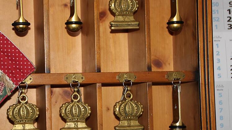 An der Rezeption hängen die Schlüssel zu den Zimmern. Leider sind schon etliche der Kronen-Anhänger verschwunden. Foto: Ulrike Müller