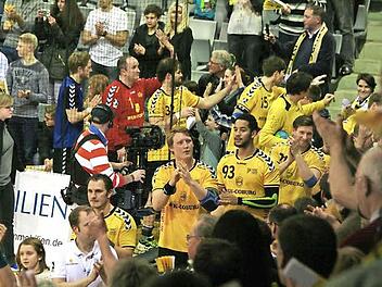 Die Ehrenrunde unter den Zuschauern hatten sich die Spieler und der Trainer des HSC 2000 Coburg, Jan Gorr, nach dem letzten Spiel 2015 verdient. Der Siegeszug des aufstiegsambitionierten Teams hielt auch im ersten Rückrundenspiel gegen Empor Rostock an. Die Pause bis Anfang Februar kommt aber gerade recht, um verletzte Spieler auskurieren zu können. Fotos: Iris Bilek