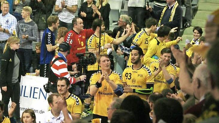 Die Ehrenrunde unter den Zuschauern hatten sich die Spieler und der Trainer des HSC 2000 Coburg, Jan Gorr, nach dem letzten Spiel 2015 verdient. Der Siegeszug des aufstiegsambitionierten Teams hielt auch im ersten Rückrundenspiel gegen Empor Rostock an. Die Pause bis Anfang Februar kommt aber gerade recht, um verletzte Spieler auskurieren zu können. Fotos: Iris Bilek