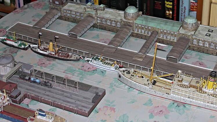 Die Landungsbrücken im Hafen von Hamburg. Foto: Helmut Will