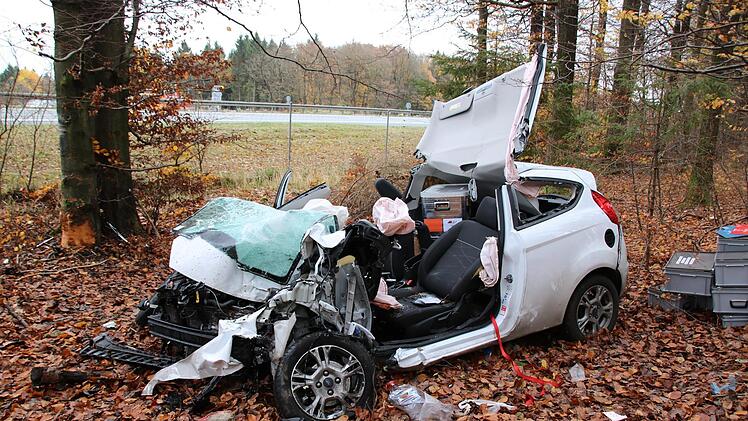 Völlig zerstört blieb der Unfallwagen direkt neben der Autobahn liegen. Die Feuerwehr befreite den eingeklemmten Fahrer. Foto: Ralf Ruppert