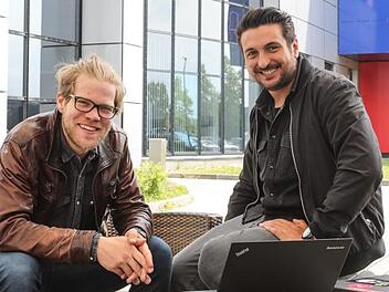 Maximilian Grimmer (l.) und Stefan Pflaum kümmern sich im Auftrag der Mediengruppe Oberfranken darum, potenzielle Gründer auf ihrem Weg zum Start-up voranzubringen. Foto: Barbara Herbst