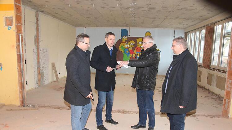 Die Generalsanierung der Mittelschule Rödental ist im vollen Gang. Bei einem Rundgang informierten sich Gerhard Eller, Marco Steiner, Bernd Schick und Jochen Langbein (von links). Foto: Wolfgang Desombre