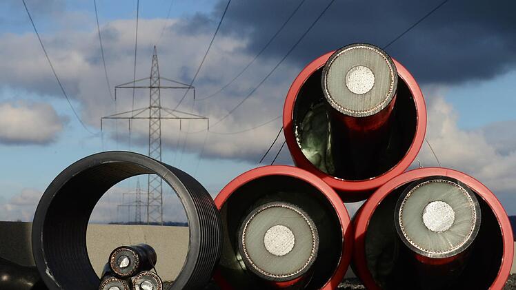 Auf Druck der Bürger kommt der Südlink als Erdkabel in den Boden. Symbolbild: Julian Stratenschulte/dpa