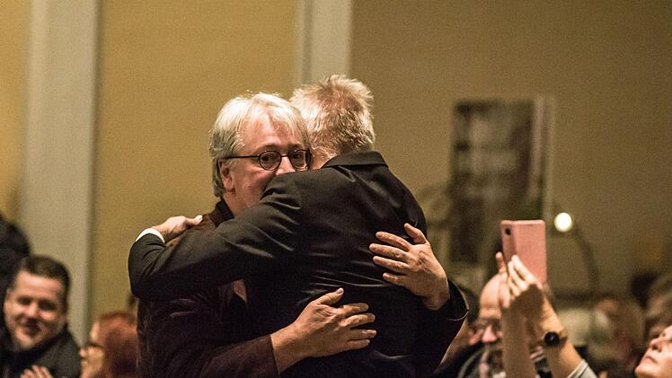Marcus Maria Reißenberger bedankte sich bei Peter Stenglein für die Uraufführung seiner Psalmvertonung  Psalmvertonung "MEM 29" in der Coburger Morizkirche.Foto: Jochen Berger