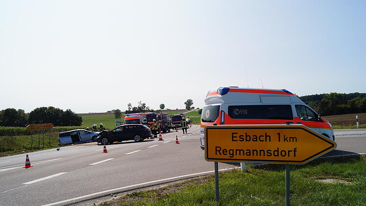 Auf der Staatsstraße 2248 kam es bei Herrieden (Landkreis Ansbach) zu einem Verkehrsunfall mit drei Verletzten.