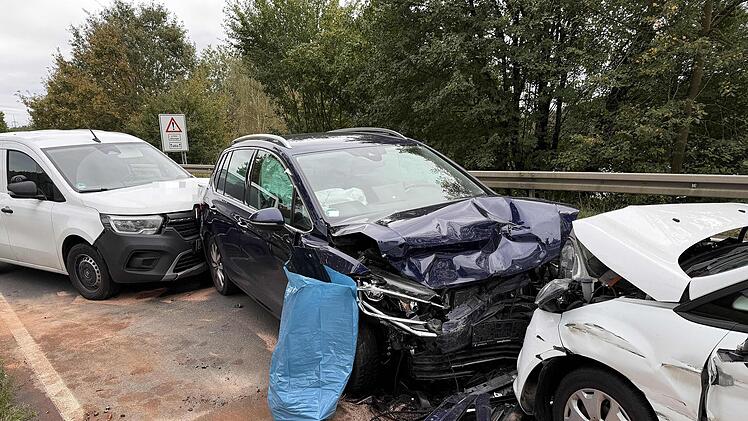 B470 bei Forchheim - Unfall mit drei beteiligten Autos