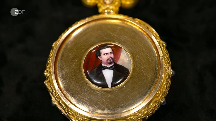 Sogar ein Bildnis von Ludwig II. war mit eingearbeitet. "Ich habe die Uhr schon einmal schätzen lassen, bei Sotheby's in München", deshalb rechnete Michael mit 70.000 Euro. Der Goldwert lag bei 19.000 Euro, trotzdem hielt Heide Rezepa-Zabel nur 30.000 bis 35.000 Euro für möglich.