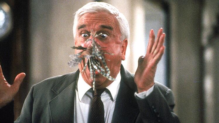 Frank Drebins (Leslie Nielsen) Nase befindet sich in einer misslichen Lage.