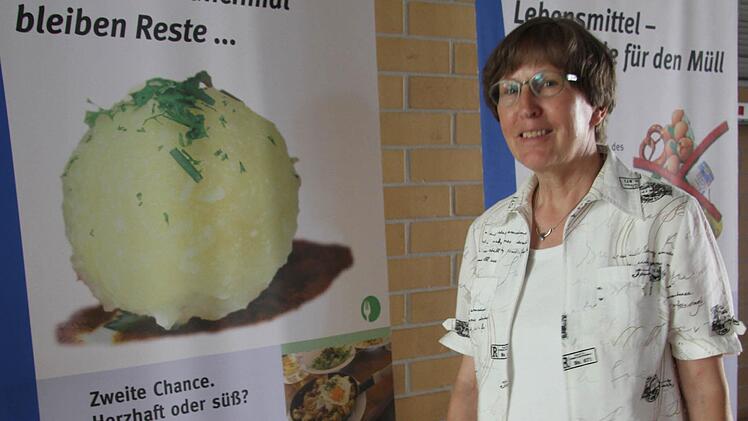Ursula Pfreundner vom katholischen Frauenbund hat vom Verbraucher-Service Bayern die Ausstellung "Lebensmittel - zu schade für den Müll" organisiert. Sie sollte eigentlich schon beim Pfarrfest gezeigt werden, wird jetzt aber beim Schulfest als Gesamtmotto gewürdigt.