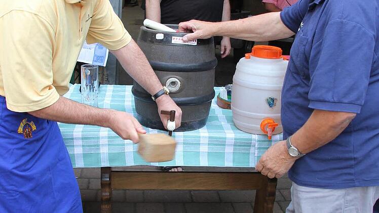 Drei Schläge, dann floss der Gerstensaft: Schirmherr Jens Fichtner und "Manager" Hans Jopp (rechts) beim Bieranstich.