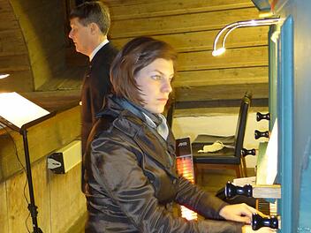 Kata Szabó spielte die Orgel beim Konzert in der Michaelskirche und begleitete Pfarrer Martin Bauer, der als Tenorsolist auftrat. Fotos: Sabine Meißner
