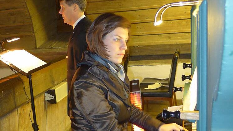 Kata Szabó spielte die Orgel beim Konzert in der Michaelskirche und begleitete Pfarrer Martin Bauer, der als Tenorsolist auftrat. Fotos: Sabine Meißner