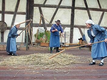Beim Museumsfest konnten sich die Besucher des Gerätemuseums anschauen, wie früher mit dem Flegel gedroschen wurde.  Fotos: Gabi Arnold