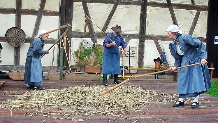 Beim Museumsfest konnten sich die Besucher des Gerätemuseums anschauen, wie früher mit dem Flegel gedroschen wurde.  Fotos: Gabi Arnold