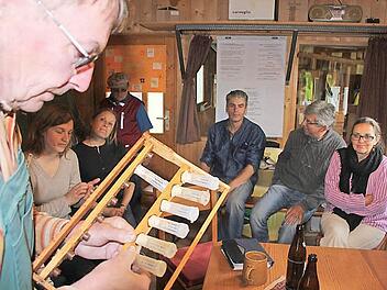 Der Herr der Königinnen: Peter Kirchner beim Verteilen "seiner" Brut an die Vereinskollegen. Foto: Ralf Kestel