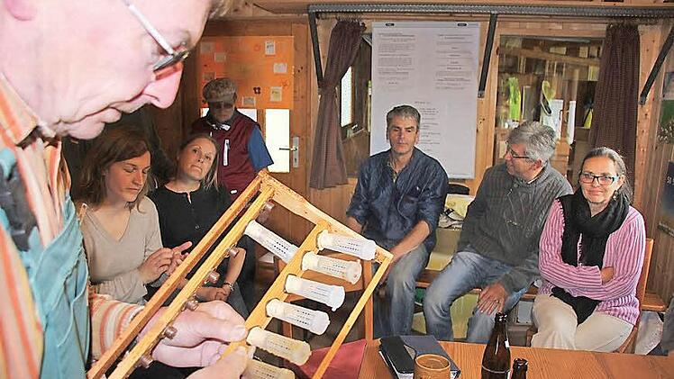 Der Herr der Königinnen: Peter Kirchner beim Verteilen "seiner" Brut an die Vereinskollegen. Foto: Ralf Kestel