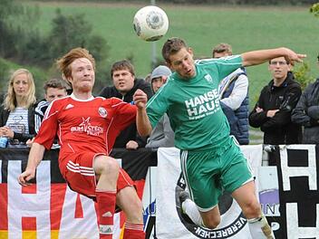 Derby auf Augenhöhe: Mit Fuß und Kopf versuchen sich Johannes Rüth vom SV Obererthal und Stefan Gerlach vom FC Untererthal. Foto: Hopf