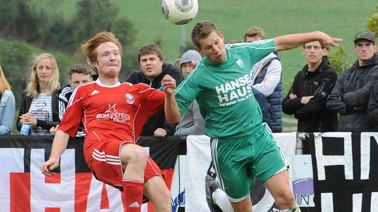 Derby auf Augenhöhe: Mit Fuß und Kopf versuchen sich Johannes Rüth vom SV Obererthal und Stefan Gerlach vom FC Untererthal. Foto: Hopf