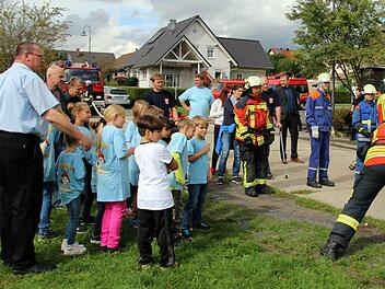 Während die Jugendwehren des Stadtgebiets die Rettung eines Verletzten aus einem Fahrzeug demonstrieren, das sich zuvor "überschlagen" hat, erläutert KBM Johannes Kempinski (links) den "Florianskäfern", wie sie vorgehen müssen. Foto: Bettina Knauth