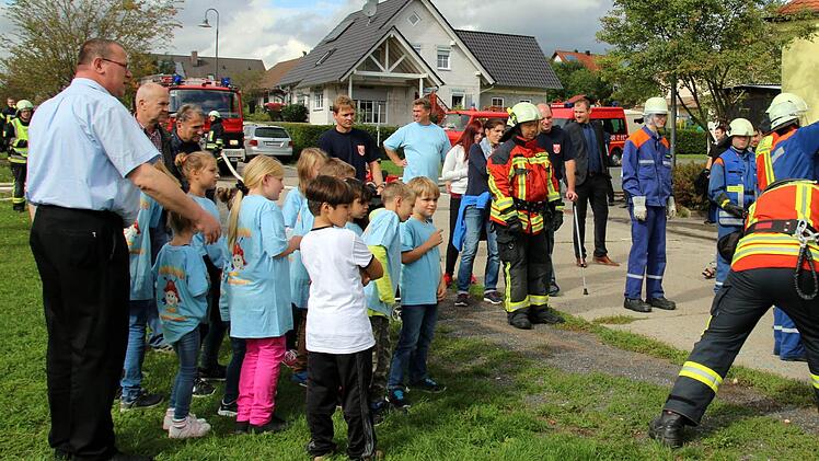 Während die Jugendwehren des Stadtgebiets die Rettung eines Verletzten aus einem Fahrzeug demonstrieren, das sich zuvor "überschlagen" hat, erläutert KBM Johannes Kempinski (links) den "Florianskäfern", wie sie vorgehen müssen. Foto: Bettina Knauth