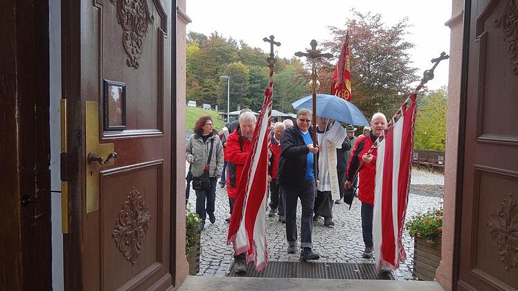 Ankunft der Wallfahrer: zum 23. Mal trafen sich die Wirte auf dem Kreuzberg. Foto: Marion Eckert