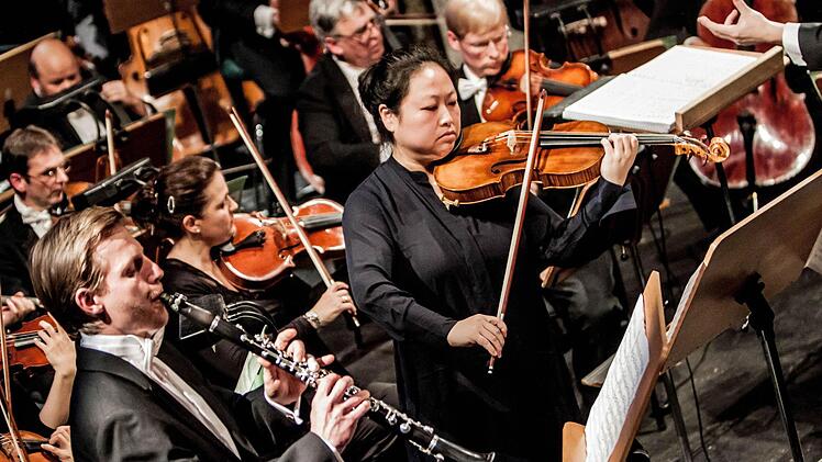 Impressionen vom Adventskonzert im Landestheater Coburg: Zhuo Lu (Viola) und Philipp Grzondziel (Klarinette)Foto: Jochen Berger