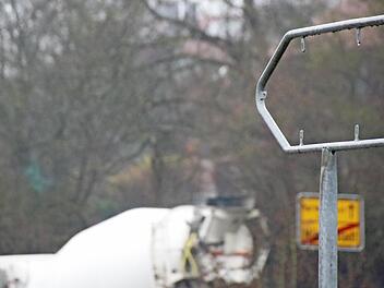 Bleibt ein leerer Schilderrahmen oder wird das Schild irgendwann auf ein Gewerbegebiet nördlich der Meininger Straße hinweisen? Entscheidungen sollen 2016 fallen. Foto: Heike Beufert